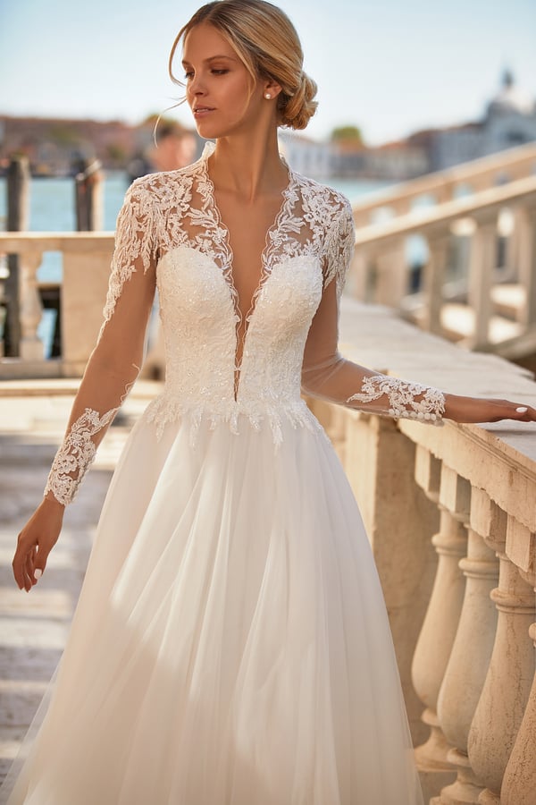 Charming A-line Wedding Dress Lace Applique V Neck Long Sleeve Bridal Gown Straps Vestidos De Novia