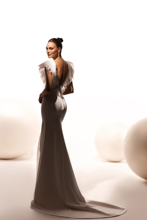 Elegant Mermaid Wedding Dress Showcasing Puffy Sleeves, a Graceful V-Neckline, and Refined Button Embellishments