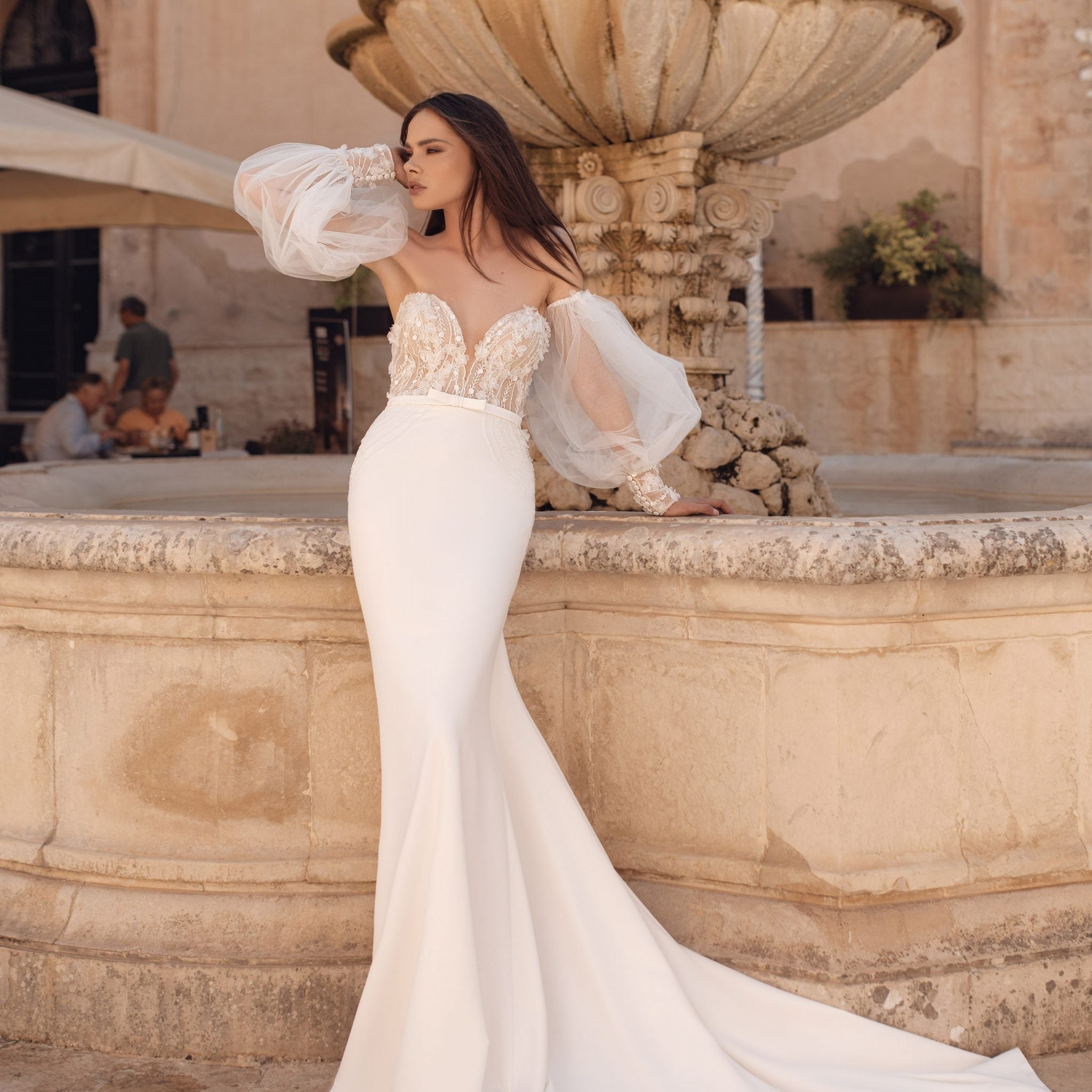 Stunning Mermaid Wedding Gown, Long Sleeves, and a Sweetheart Neckline for an Elegant and Alluring Bridal Look