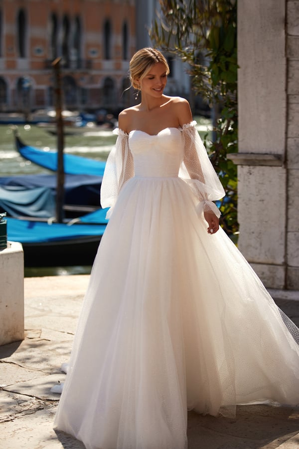 Elegant Wedding Dress with Sweetheart Neckline, Removable Sleeves, and Separate Sleeve Embellishments, Featuring a Natural Waistline for a Stunning Bridal Look