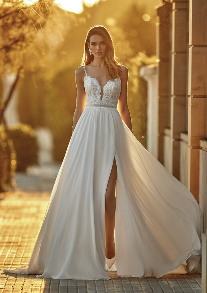 BOHO SPAGHETTI CINGHI Abito da sposa con scollo a V con applto in pizzo diviso late