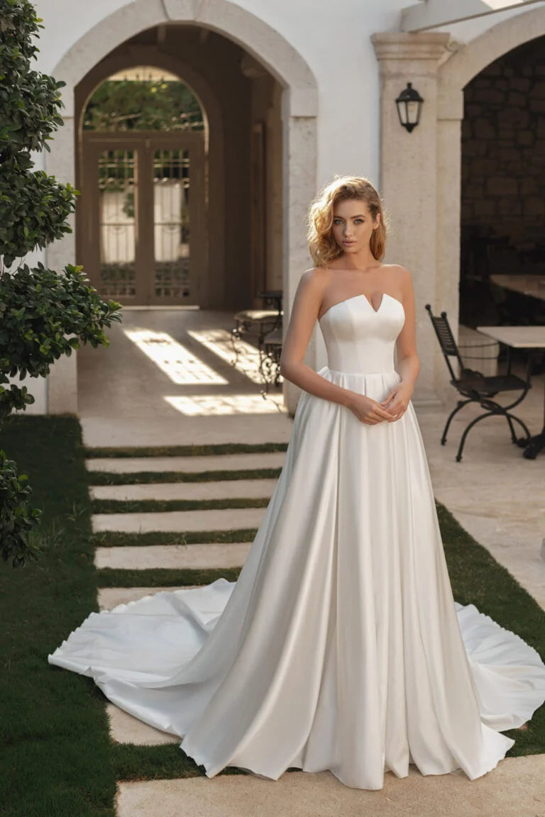 Minimalist A-Line Marriage Dress with Strapless Sweetheart Neckline, Button Detailing, and Natural Waistline