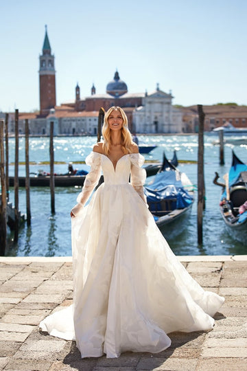 Elegant A-Line Wedding Dress with Long Sleeves and Sweetheart Neckline, Featuring a Natural Waistline for a Classic Bridal Look