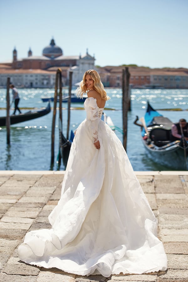 Elegant A-Line Wedding Dress with Long Sleeves and Sweetheart Neckline, Featuring a Natural Waistline for a Classic Bridal Look