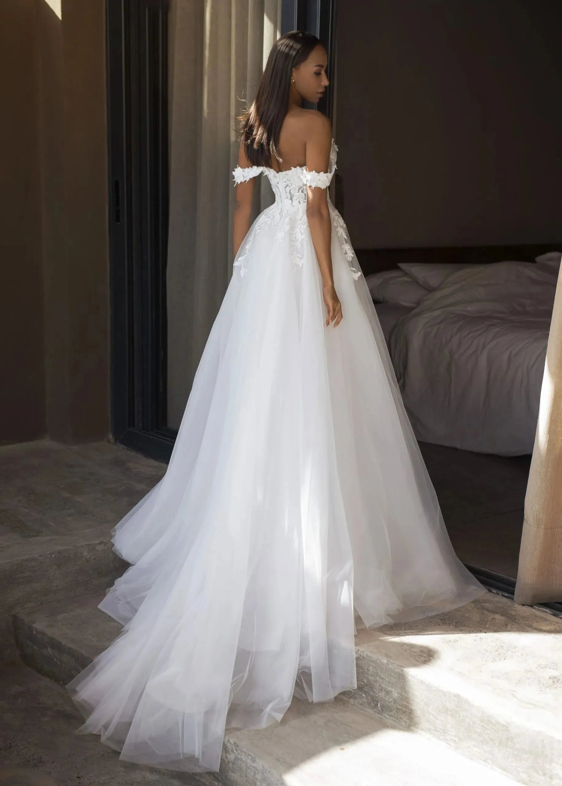 Beach Wedding Dresses Sexy Leg Slit A-line Wedding Gown Appliques Shor