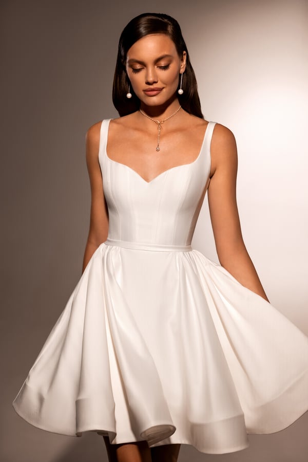 Simple Elegant Wedding Dresses V-Neck A-Line Mini Backless Bridal Gowns Pleats Bride Dress Solid