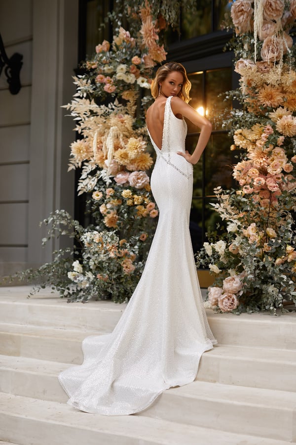 Stunning Mermaid Bridal Dress with Sleeveless Design, Deep Neckline, Pearl Embellishments, and a Natural Waistline for a Perfectly Elegant Look