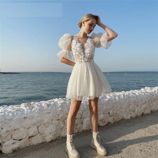 Kurze Ärmel Kurzes Hochzeitskleid Perlen 3D Blumen gegen Nackenspitzen Applikationen Rückenfreies Tüll -Mini -Brautkleid