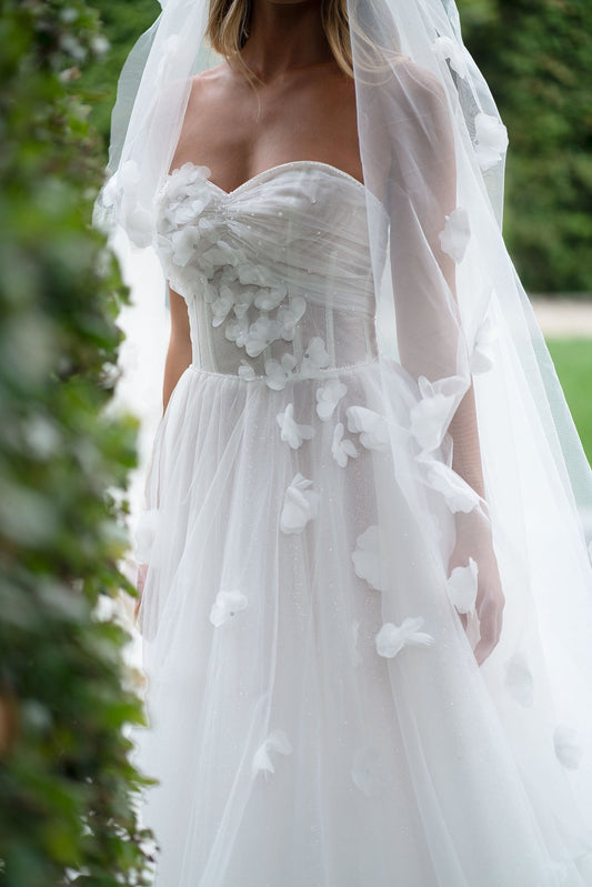 Liebe elegante Spitzenapplikation Schatz 3D Blumen Pailletten Tüll Hochzeitskleid trägerloser a-line bodenlange rückenfreie Brautkleider