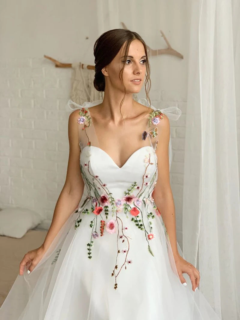 Broderad blommig färgglada bröllopsklänningar älskling rygglös brudklänning snörning fairy bohemian bröllopsfest klänning