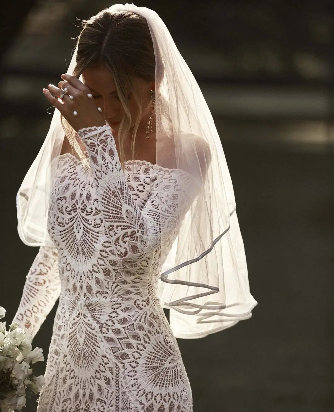 FATAPAESE Vestido de casamento com ombro de fora, véu de tule marfim macio com um vestido de renda elegante e intrincado, vestidos maxi de sereia de noiva