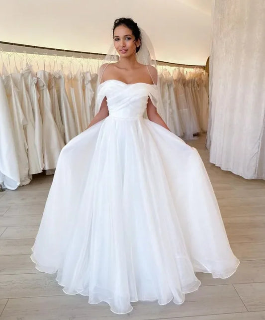 Graceful une ligne de robes de mariée pour les femmes au large des plis drapés à l'épaule des robes nuptiales à lame à plusieurs niveaux personnalisent la robe de mariée