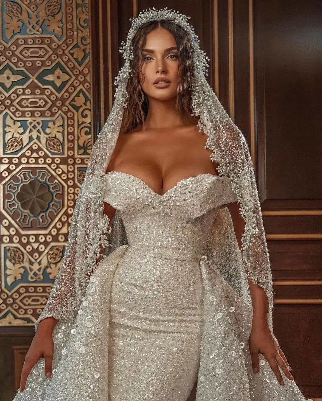 Funkle Mermaid -Hochzeitskleid mit funkelnder Brautkleider der Schulter -Glitzer -Brautkleider gestufte Perlen Vestido de Noiva mit abnehmbarem Zug