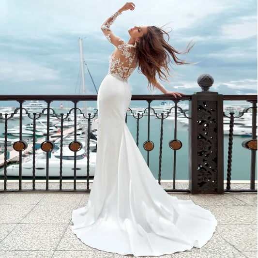 Vestidos de novia de sirena bohemia Manga larga Escote redondo transparente Apliques Botones de satén Vestidos de novia de playa en la espalda Tren de barrido