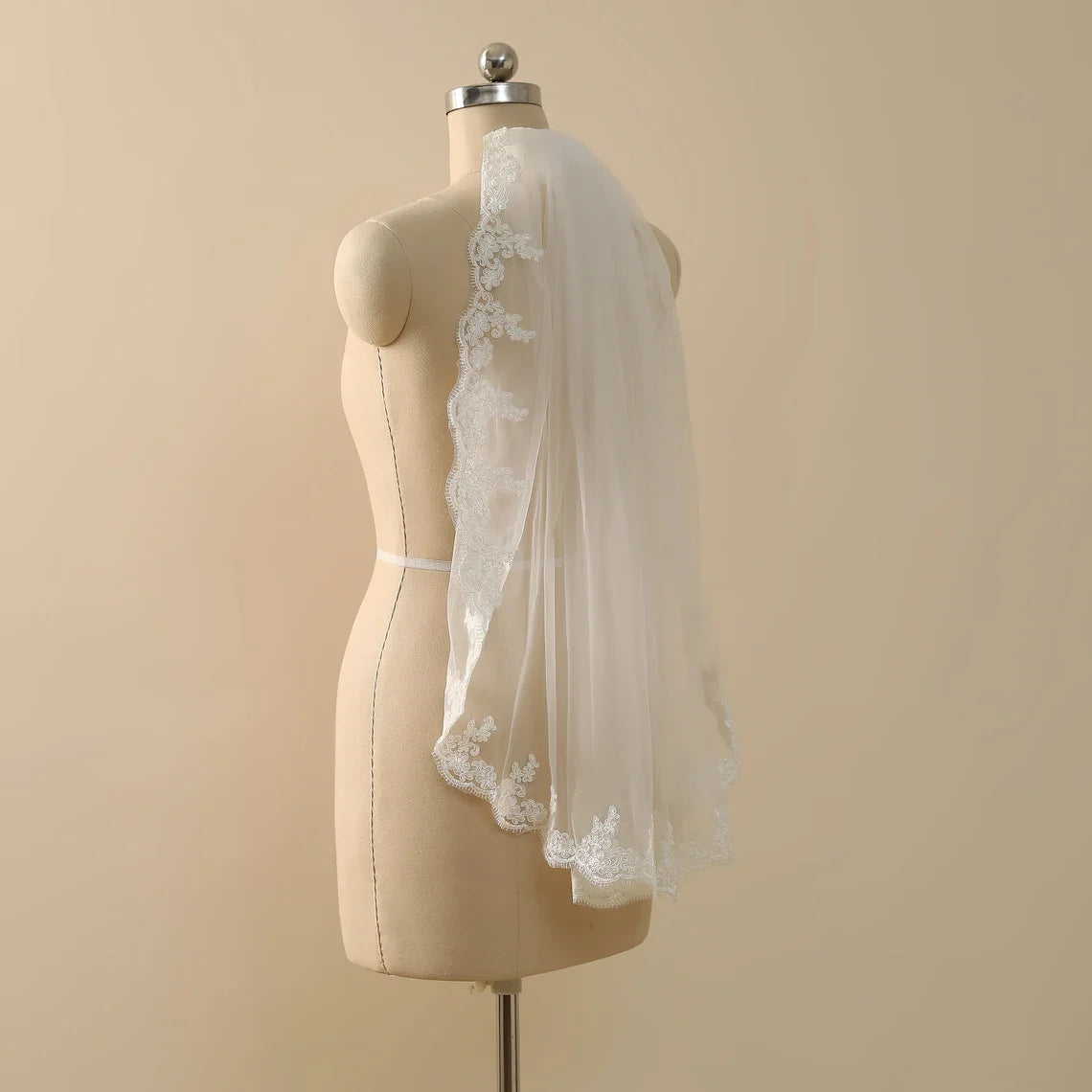 Short Bridal Veil Lace Tulle Wedding Veil in White , Off-white , Ivory