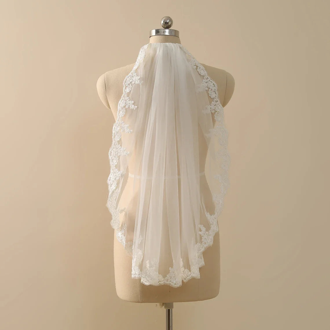 Short Bridal Veil Lace Tulle Wedding Veil in White , Off-white , Ivory