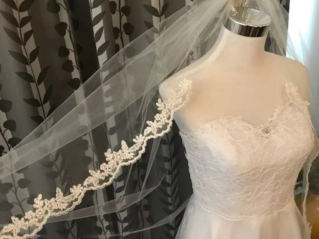 1-Tier Bridal Veil , Lace Veil Alencon Lace Trim Wedding Veil White / Ivory / Champagne Metal Comb