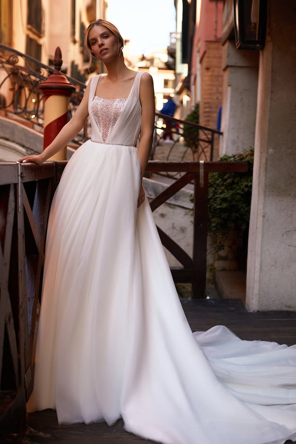 Simple Modern A Line Women's Wedding Dresses Charming Square Collar Bride Gowns Sleeveless Backless Sequined