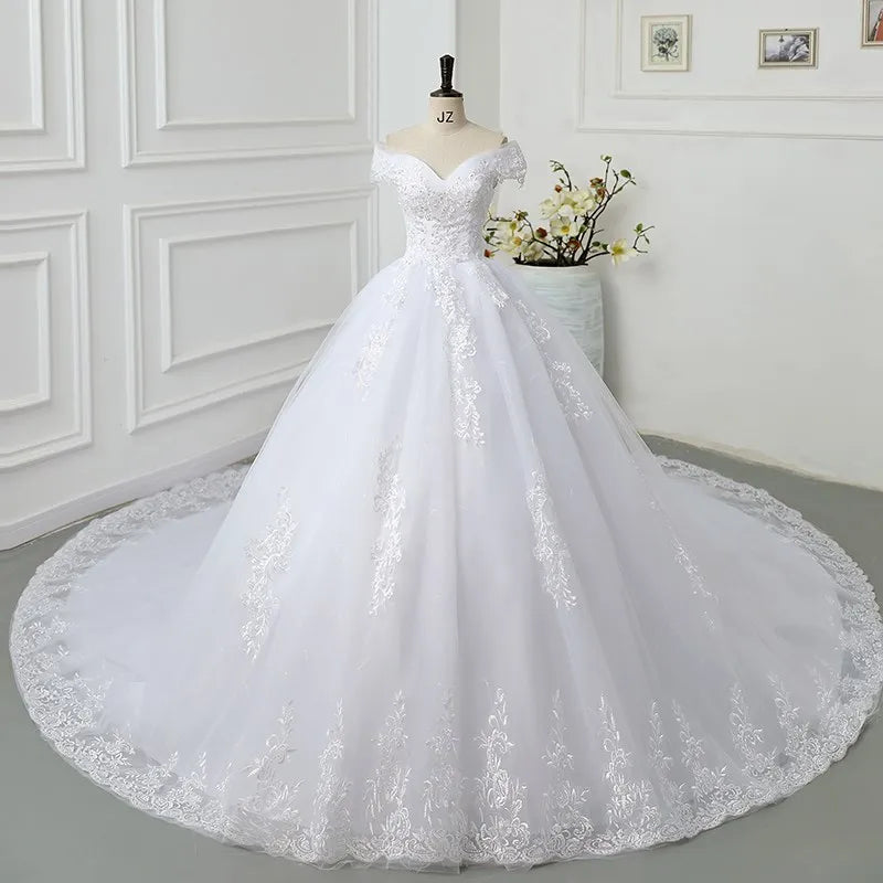 Jolie robe de mariée en dentelle à l'épaule