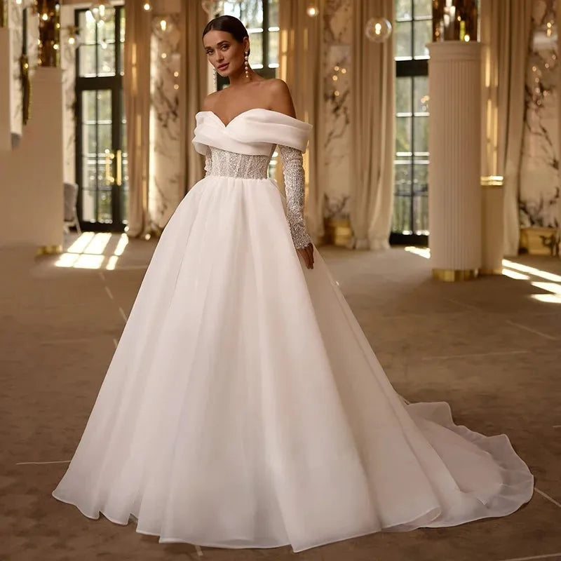 Vestidos de novia de corte A con hombros descubiertos y mangas largas,