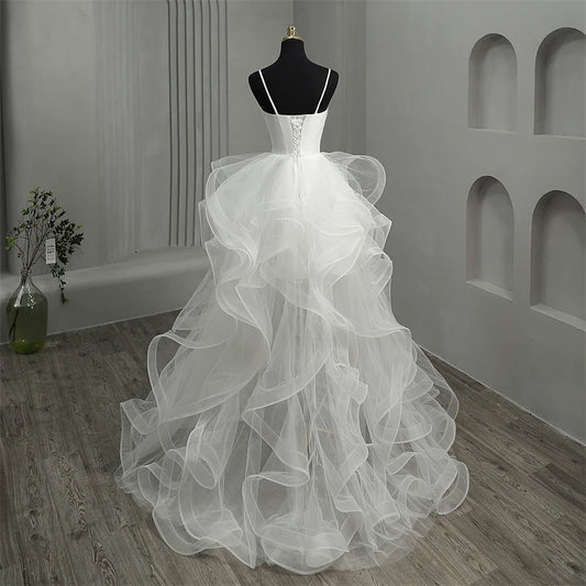 Parte delantera corta, espalda larga, vestidos de novia blancos góticos, tirantes finos, cuello en V profundo, vestidos de novia altos-bajos, Vestido de Color personalizado