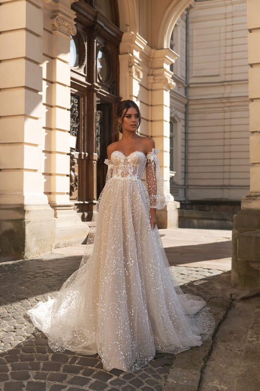 Robes de mariée romantiques A-line tulle robes nues à plusieurs niveaux