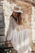 Elegant Beach Wedding Dress with Long Sleeves, V-Neckline & Delicate Lace Details for a Timeless and Romantic Bridal Look