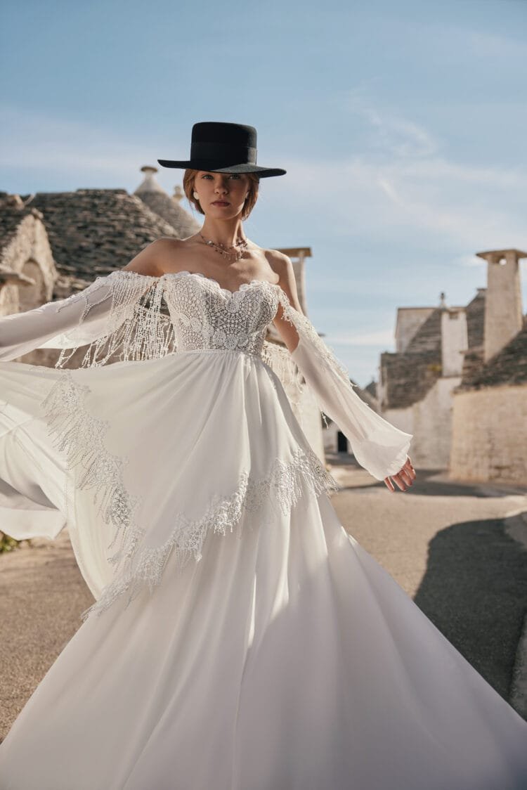 Dreamy Beach Wedding Dress with Long Sleeves, Sweetheart Neckline & Delicate Lace Details for a Romantic and Effortlessly Elegant Bridal Look