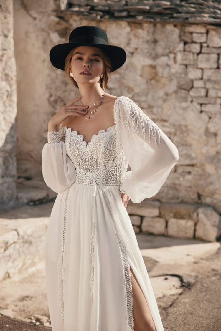 Dreamy Beach Wedding Dress with Long Sleeves, Sweetheart Neckline & Delicate Lace Details for a Romantic and Effortlessly Elegant Bridal Look