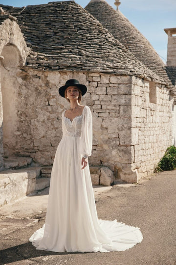 Dreamy Beach Wedding Dress with Long Sleeves, Sweetheart Neckline & Delicate Lace Details for a Romantic and Effortlessly Elegant Bridal Look