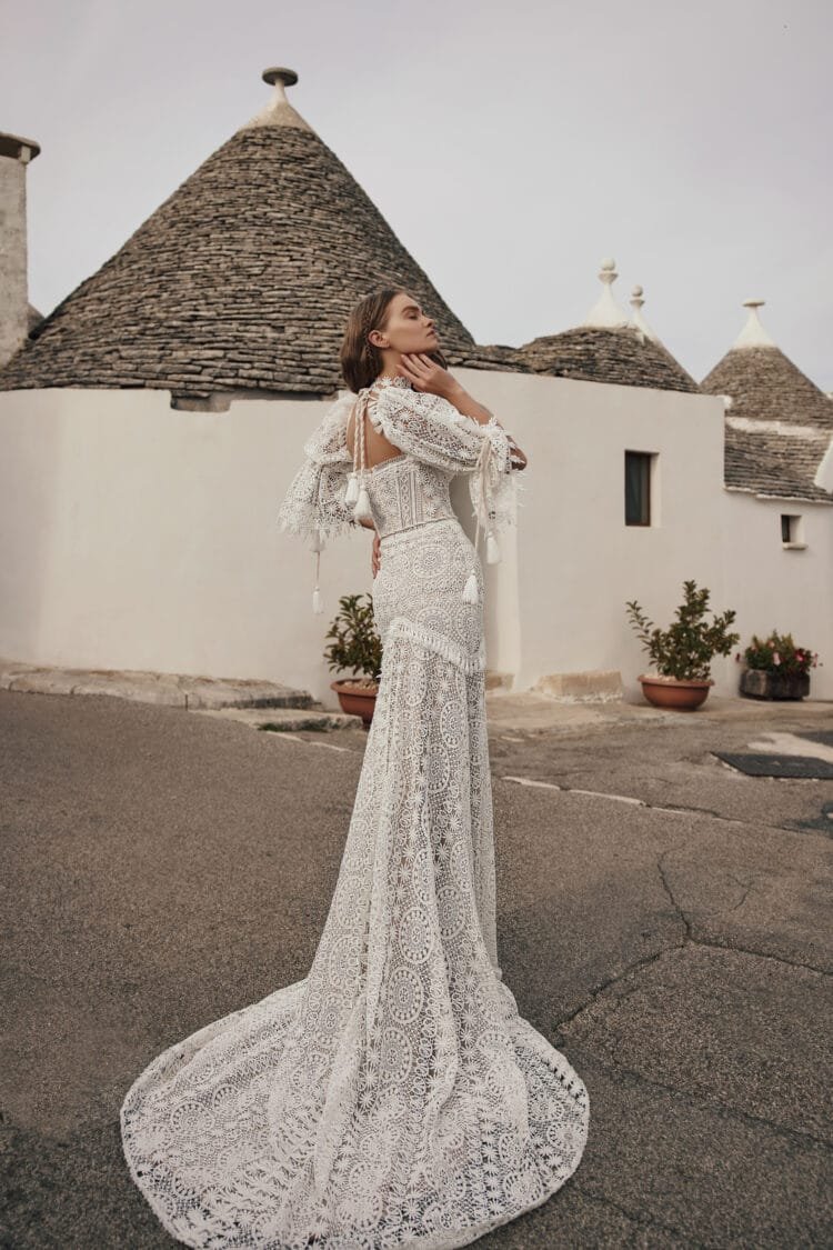 Boho-Chic Beach Wedding Dress with Off-the-Shoulder V-Neckline, Elegant Lace Details & Flowing A-Line Silhouette for a Naturally Stunning Bridal Look