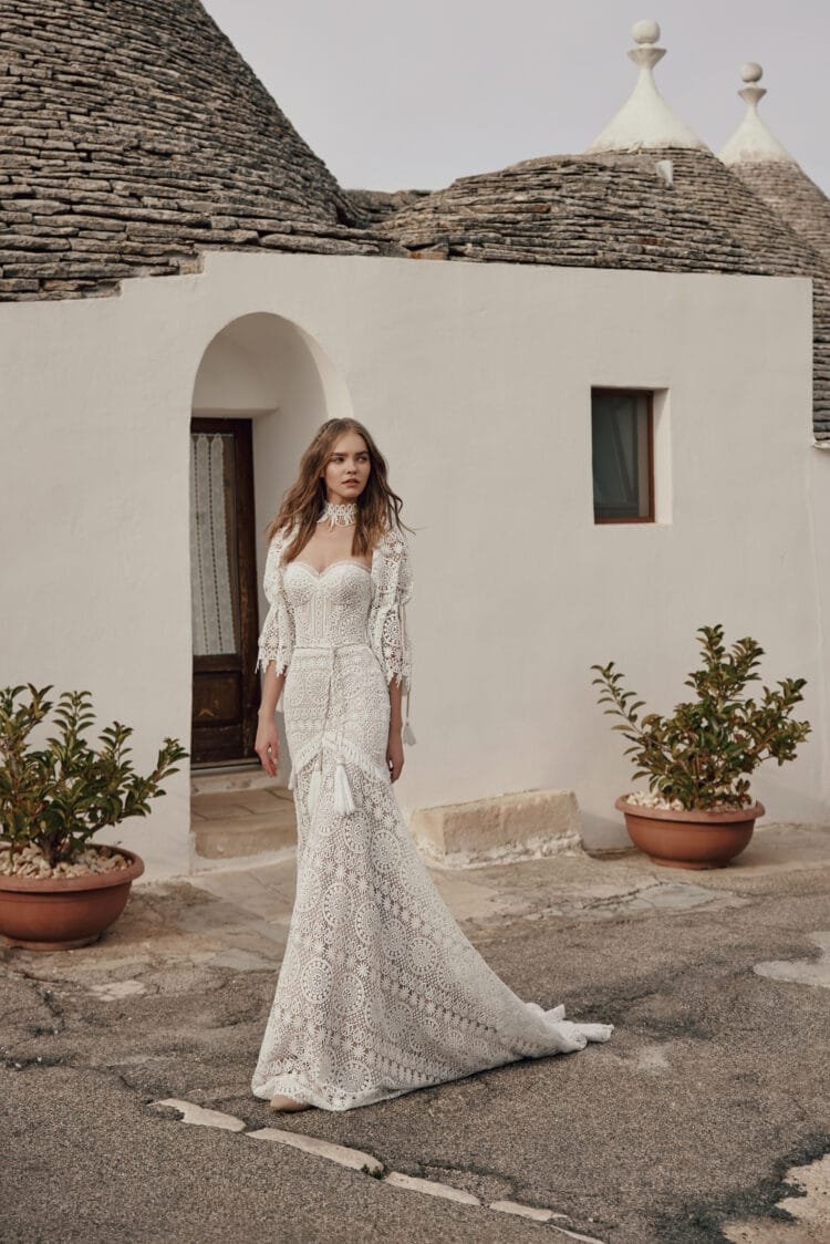 Boho-Chic Beach Wedding Dress with Off-the-Shoulder V-Neckline, Elegant Lace Details & Flowing A-Line Silhouette for a Naturally Stunning Bridal Look