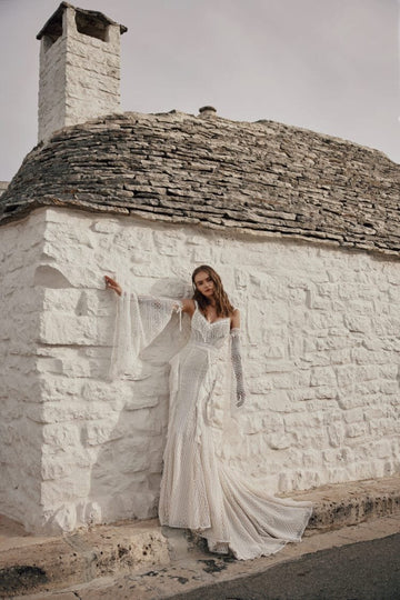 Elegant Beach Wedding Dress with Long Sleeves, Sweetheart Neckline & Delicate Lace for a Graceful and Romantic Bridal Look