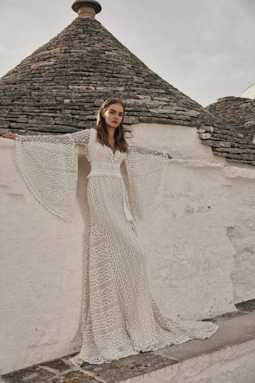 Dreamy Beach Wedding Dress with Long Sleeves, Sweetheart Neckline & Flowing A-Line Silhouette for an Effortlessly Romantic Look