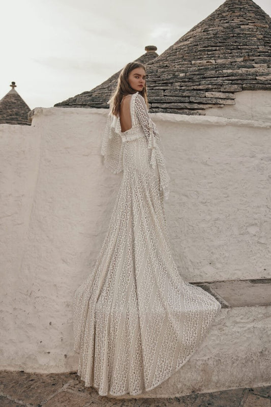 Dreamy Beach Wedding Dress with Long Sleeves, Sweetheart Neckline & Flowing A-Line Silhouette for an Effortlessly Romantic Look