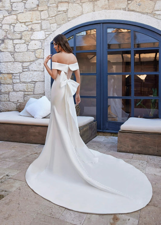 Classic Satin Off The Shoulder Wedding Dress Sexy Strapless Pleat Vintage Backless With Button Bow Sweep Train Bridal Growns