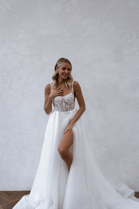 Beach Elegant Wedding Dresses Split Backless Lace Appliques Bridal Gown Square Neck Boho Spaghetti Straps