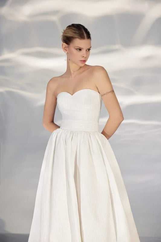 Elegant A-Line Wedding Gown with Strapless Sweetheart Neckline and a Flattering Natural Waistline – Modern Bridal Dress