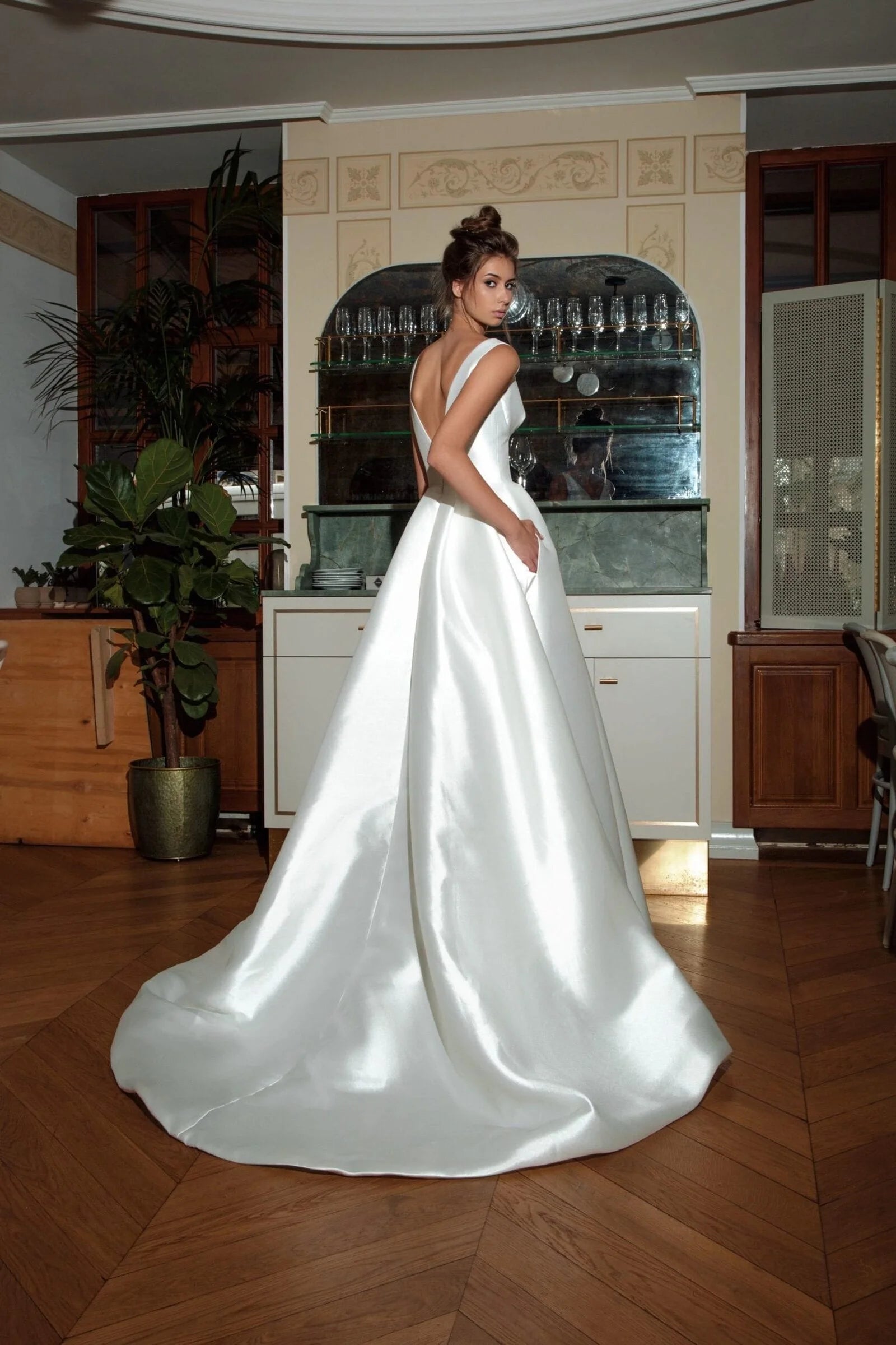 Exquisite A-Line Wedding Dress with V-Neck, Open Back, Front Split, Draped Pleats, and Sleeveless Design for an Elegant Bridal Look