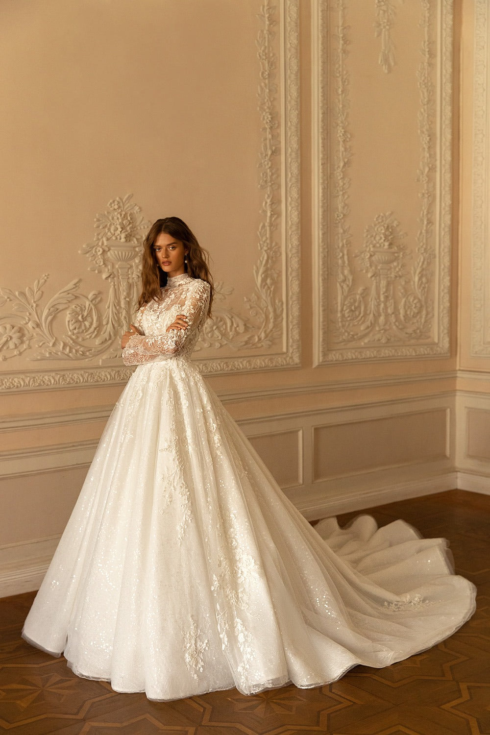 Blygsam hög krage långärmad bröllopsklänning klassisk spetsapplikationer klänning för brud glittrande a-line brudklänning robe de mariée