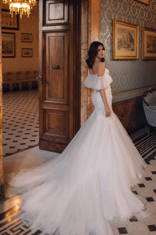 Showstopping Mermaid Wedding Dress with Luxurious Chandelier Lace, Tulle & Sparkling Sequin Details for a Sophisticated and Flattering Bridal Look