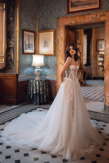 Enchanting Wedding Dress with Delicate Lace and Tulle Details for a Dreamy and Feminine Look