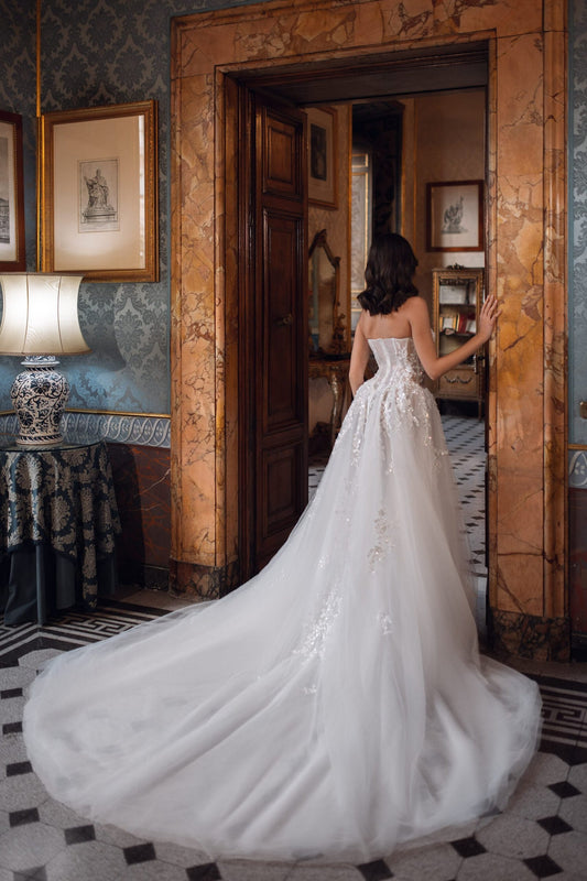 Enchanting Wedding Dress with Delicate Lace and Tulle Details for a Dreamy and Feminine Look