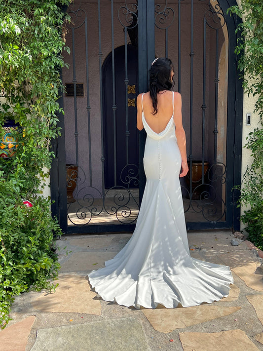 Elegant Mermaid Wedding Dress V-Neck Open Back Spaghetti Straps Satin Sleeveless Bridal Gown Sweep Train Vestidos De Noiva