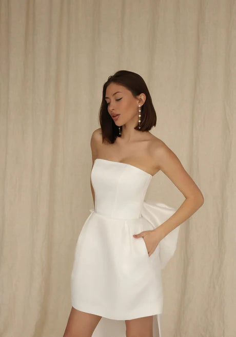 Simple sans bretelles mini-robe de mariée courte du genou avec un gros arc élégant en arrière la robe nuptiale robe de mariee