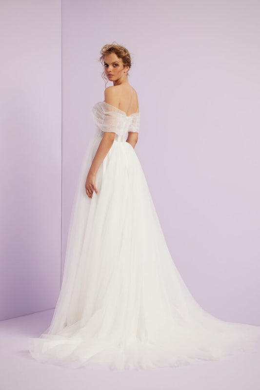 Exquisite Wedding Gown with a Flattering Silhouette, Luxurious Details, and Timeless Elegance for a Show-Stopping Bridal Look