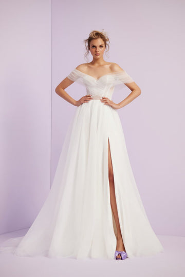 Exquisite Wedding Gown with a Flattering Silhouette, Luxurious Details, and Timeless Elegance for a Show-Stopping Bridal Look