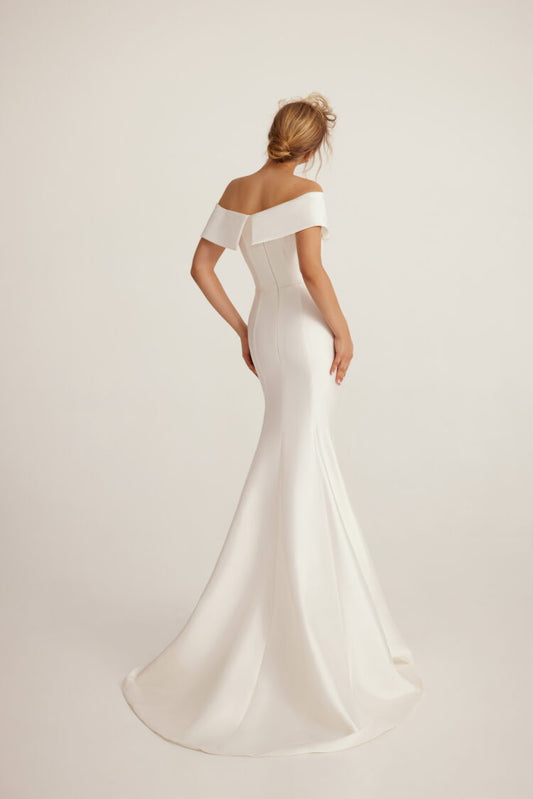 Breathtaking Wedding Gown with a Flattering Silhouette, Luxurious Details, and Timeless Elegance for a Show-Stopping Bridal Look