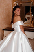 Minimalist A-Line Bride's Dress with Straps and V-Neckline for a Timeless and Elegant Bridal Look