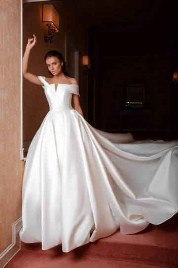 Minimalist A-Line Bride's Dress with Straps and V-Neckline for a Timeless and Elegant Bridal Look